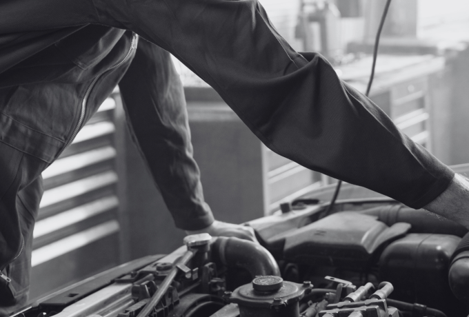 Um mecânico experiente da Manuel Freitas Martins, Lda. reconhecida por ter serviços automotivos completos, está a inspecionar minuciosamente o motor de um Volvo, utilizando ferramentas e equipamentos de diagnóstico especializados. A oficina bem equipada e organizada da empresa garante um serviço de alta qualidade aos seus clientes.